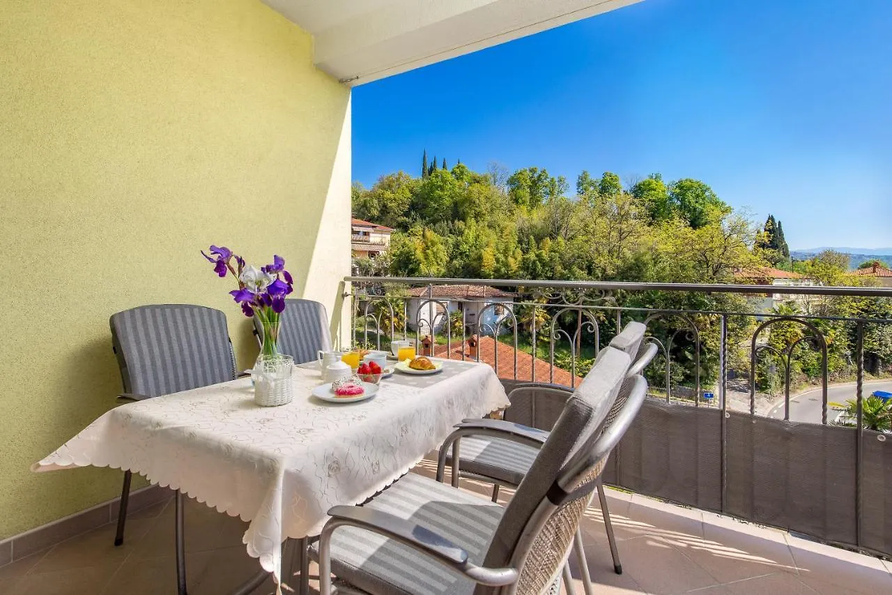 Light Summer Apartment With A Swimming Pool Opatija