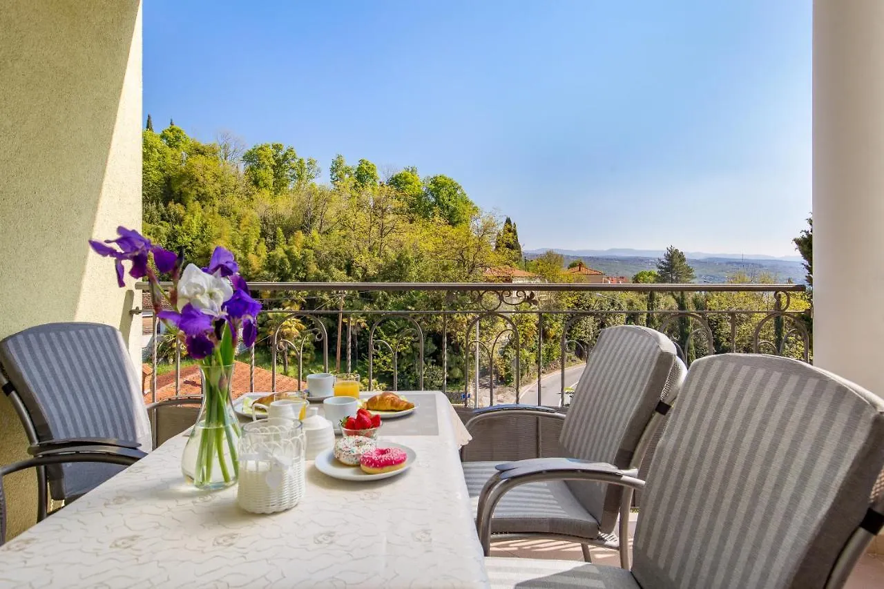 Light Summer Apartment With A Swimming Pool Opatija